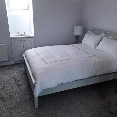 Holiday home 4 Bedroom, 15 Min To Quiet Retreat. *