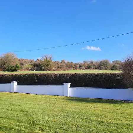 4 Bedroom, 15 Min To Quiet Retreat. Holiday home