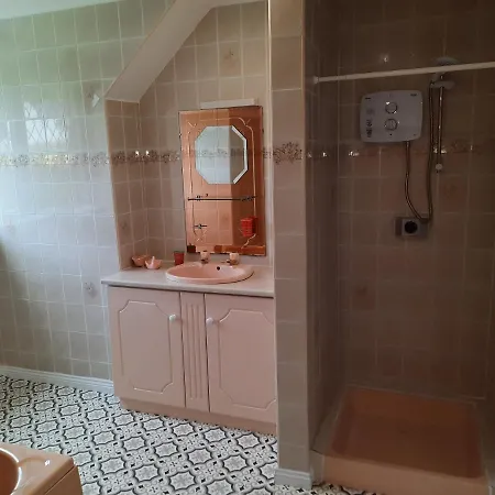 Holiday home 4 Bedroom, 15 Min To Quiet Retreat.