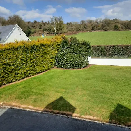 4 Bedroom, 15 Min To Quiet Retreat. Holiday home