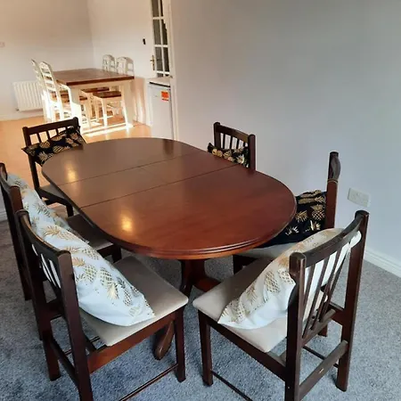 4 Bedroom, 15 Min To Quiet Retreat. بيت للعطل